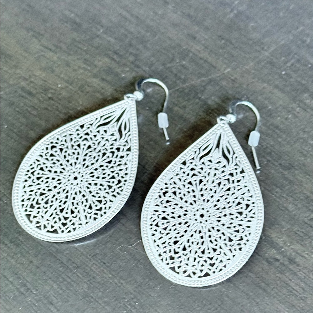Elegant Silver Teardrop Earrings in Filigree Pattern